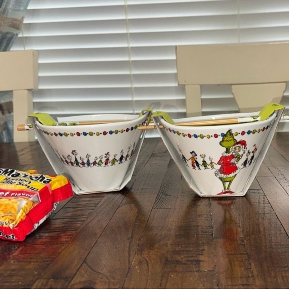 The Grinch Dr. Suess Ramen Bowls set of 2 NWT Chopsticks Christmas Cindy Lou - Picture 4 of 13